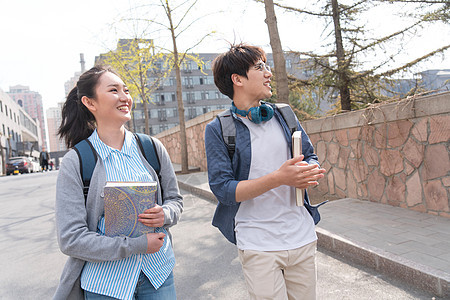 休闲满意男朋友大学生情侣在校园里图片