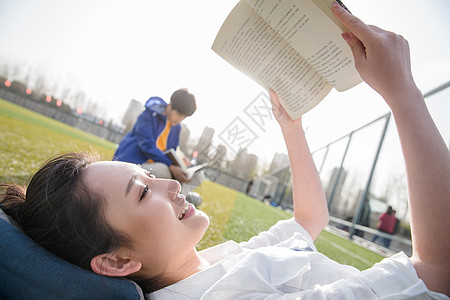 摄影教科书欢乐青年大学生在校园里学习图片