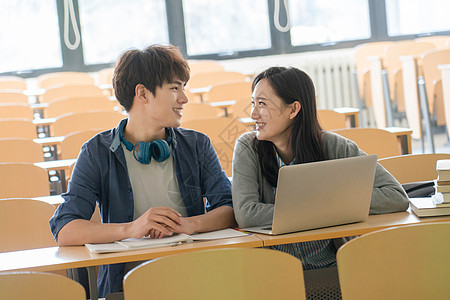 青年伴侣户内同学大学生在教室里学习图片