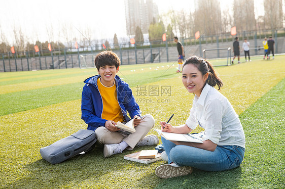 青年大学生在校园里学习图片