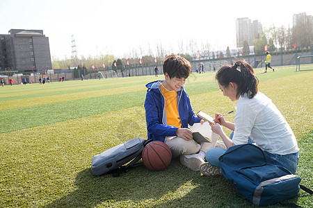 青年大学生在校园里学习图片