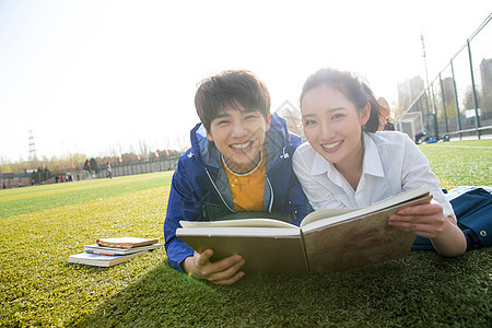 大学生情侣在校园里学习图片