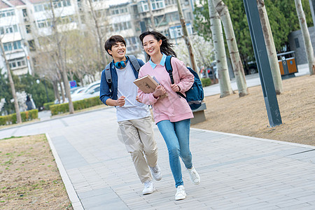 大学生情侣在校园里行走图片