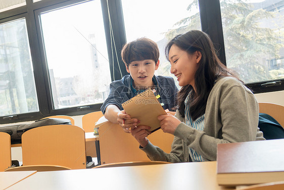 大学生在教室里图片