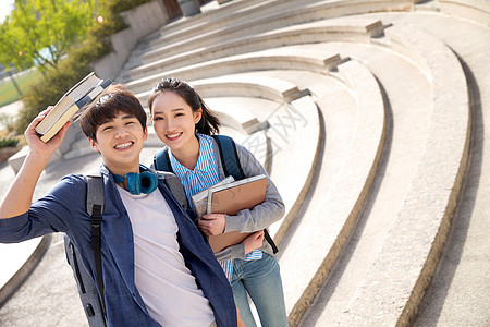 快乐的青年大学生情侣图片