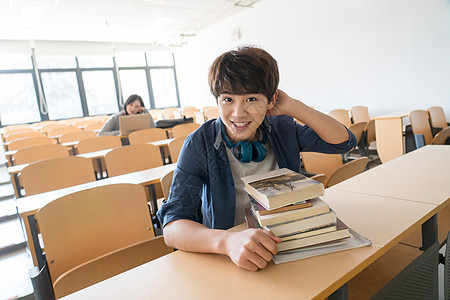 梦想教科书表现积极大学生在教室里学习图片