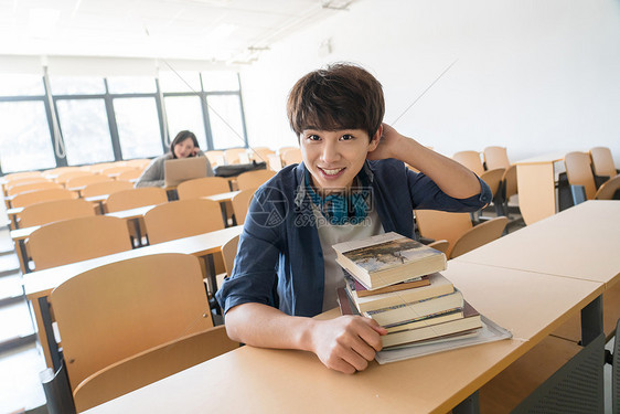 梦想教科书表现积极大学生在教室里学习图片