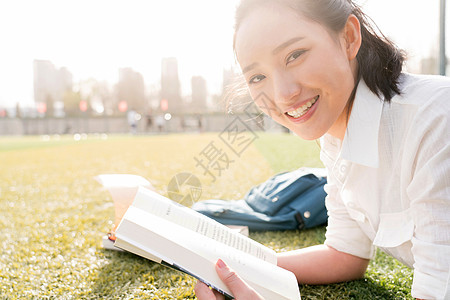 东方人活力青年女大学生在校园里学习图片