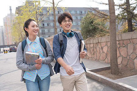 大学生情侣在校园里行走图片