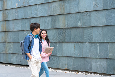 大学生情侣在校园里行走高清图片