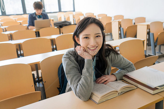 休闲装教育友谊大学生在教室里学习图片