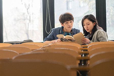 青年伴侣大学生在教室里学习图片