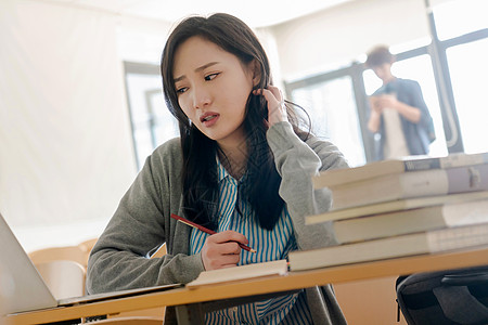 压力户内电脑大学生在教室里学习图片