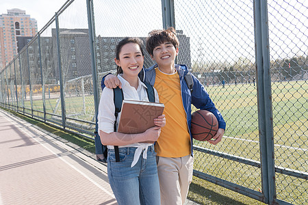 摄影活力彩色图片大学生情侣在校园里图片