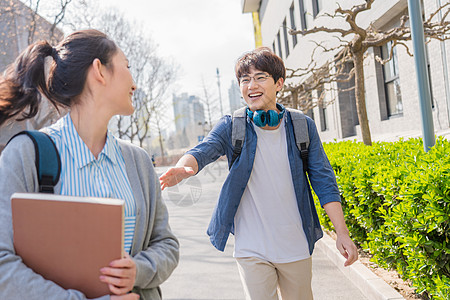 健康生活方式成年人放松大学生情侣在校园里图片