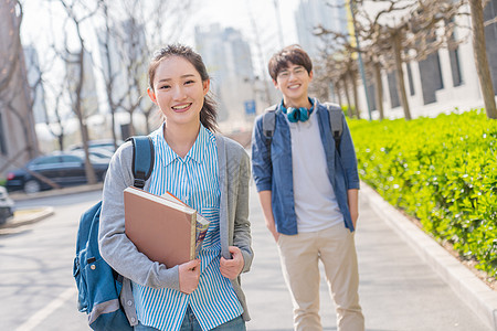 骄傲20到24岁关爱大学生情侣在校园里图片