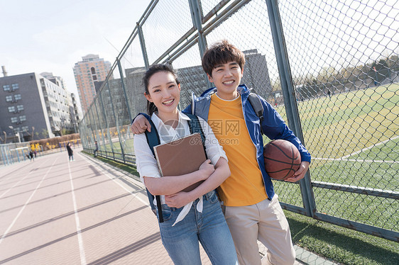 放松青年女人快乐大学生情侣在校园里图片