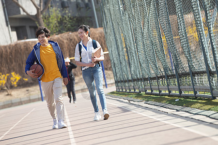 爱女朋友成年学生大学生情侣在校园里图片