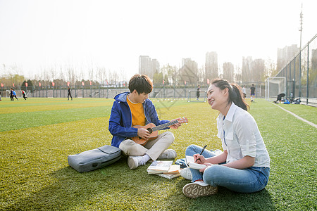 教科书成年人骄傲青年大学生在校园里弹奏吉他图片