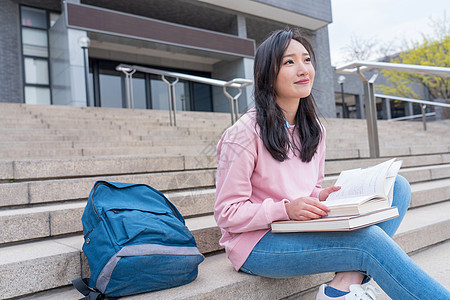 成年学生20多岁东方人大学生在校园里学习图片