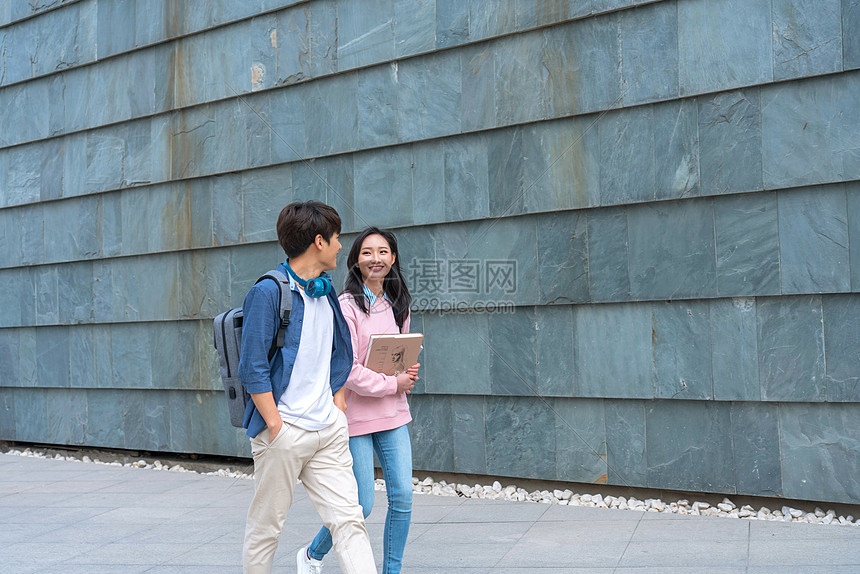水平构图骄傲健康生活方式大学生情侣在校园里