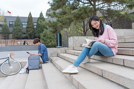 户外教育青年人大学生在校园里学习图片