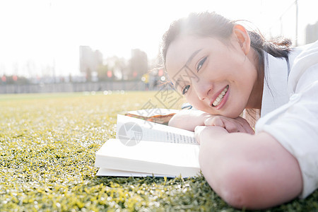 东方人高兴的水平构图青年女大学生在校园里学习图片