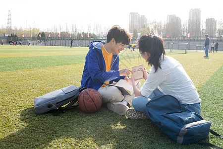 摄影两个人户外青年大学生在校园里学习图片