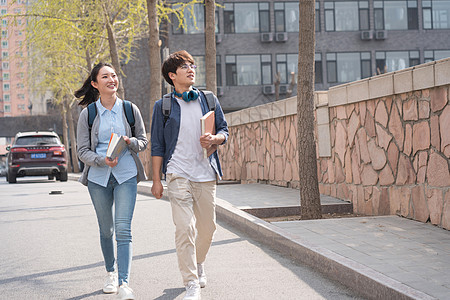 男人教科书户外大学生情侣在校园里图片