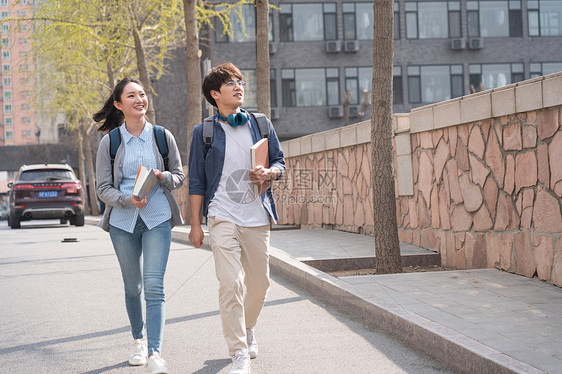 男人教科书户外大学生情侣在校园里图片