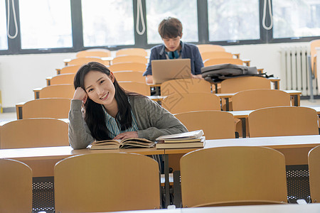 水平构图青年文化电脑大学生在教室里学习图片