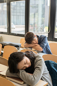 椅子两个人成人教育疲劳的大学生在教室里睡觉图片