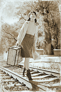 青年女人走在铁轨上图片