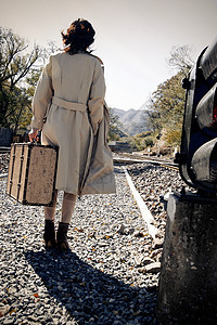 步行亚洲人旅行者青年女人拿着行李箱旅行图片