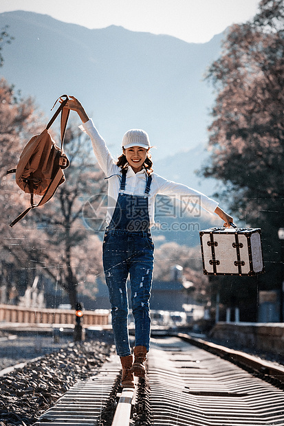 幸福郊区活力青年女人在铁轨上行走图片