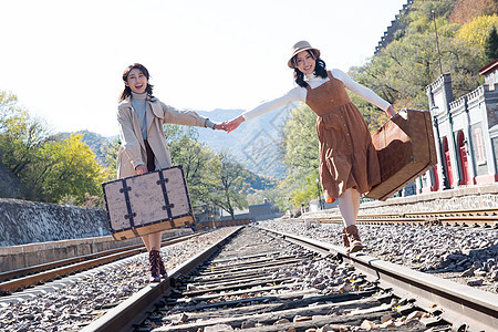 铁轨轨道旅途魅力青年闺蜜手牵手走在铁轨上图片