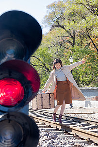 复古活力图片视觉效果青年女人走在铁轨上图片