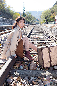 20多岁铁路郊游青年女人坐在铁轨上图片