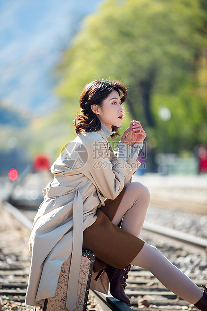 郊游青年人休闲青年女人坐在铁轨上图片