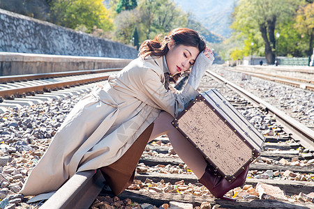 非都市风光旅行者图片视觉效果青年女人坐在铁轨上图片