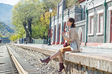 温馨交通旅行的青年女人拿着照相机图片