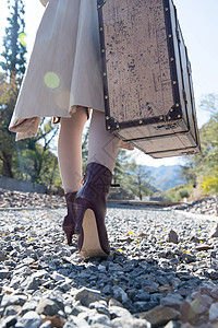 郊游美女温馨穿高跟鞋的青年女人徒步旅行图片