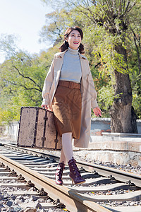 郊区复古休闲活动青年女人走在铁轨上图片