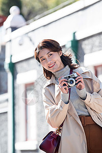 环境魅力度假旅行的青年女人拿着照相机图片