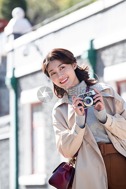 环境魅力度假旅行的青年女人拿着照相机图片