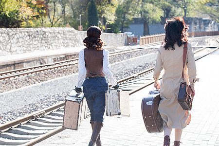 铁路站台步行青年闺蜜拿着旅行箱旅行图片