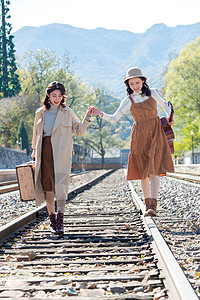 铁轨轨道享乐道路青年闺蜜手牵手走在铁轨上图片