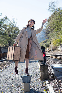 环境探险自由青年女人站在铁轨上图片