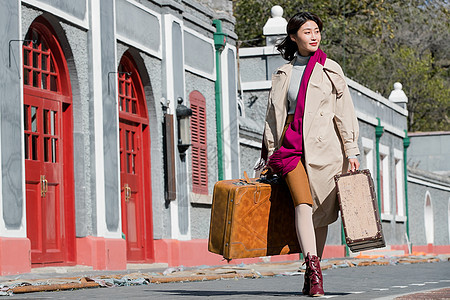 青年女人拿着行李箱旅行图片