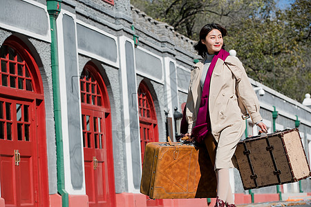 青年女人拿着行李箱旅行图片